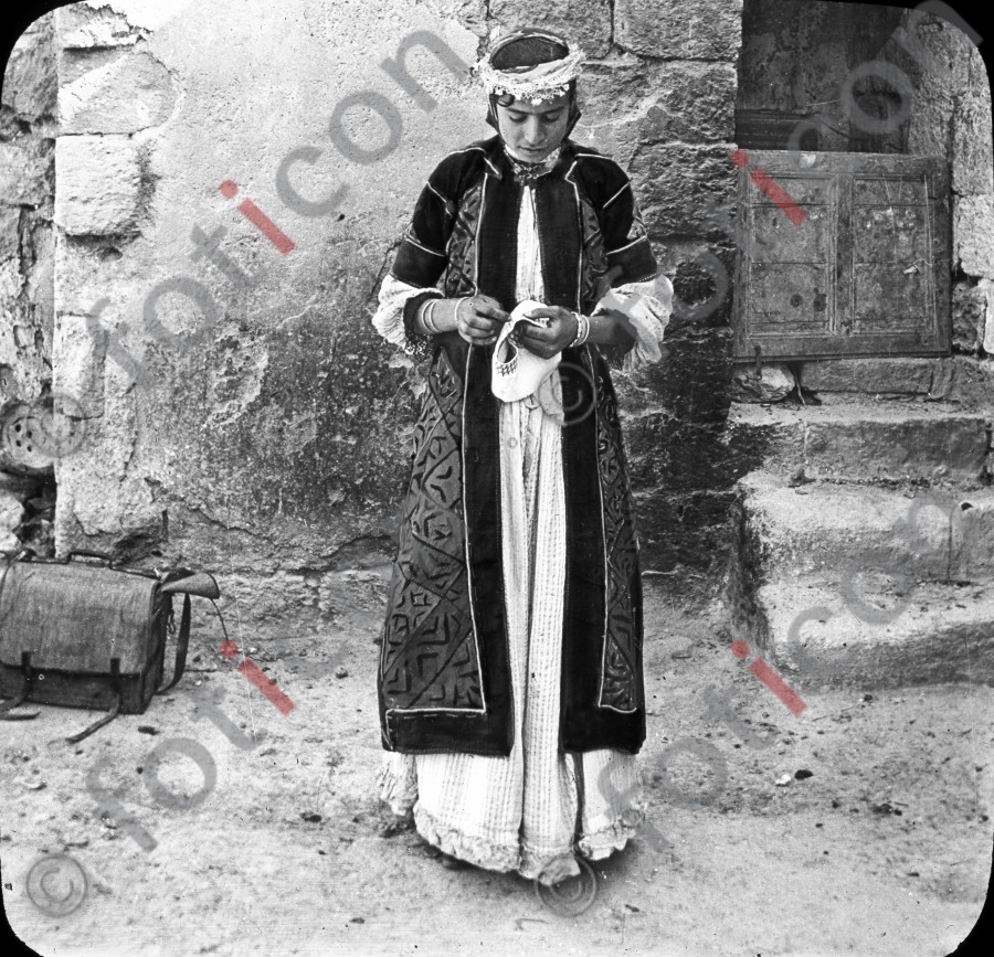 Frau aus Nazareth | Woman from Nazareth (foticon-simon-129-013-sw.jpg)